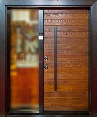 Коричневая входная дверь c МДФ панелью и стеклом ЧД-38 в частный дом в Сочи