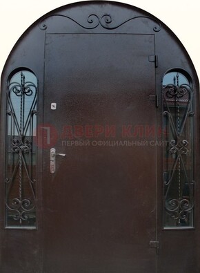 Арочная дверь со стеклом и ковкой ДА-16 под старину в Сочи