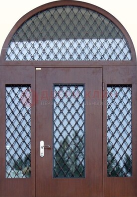 Крепкая стальная арочная дверь со стеклом и ковкой ДА-21 в Сочи