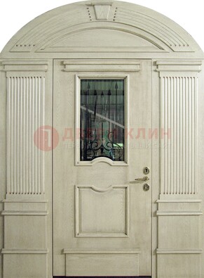 Белая входная дверь массив со стеклом и ковкой ДА-49 в Сочи