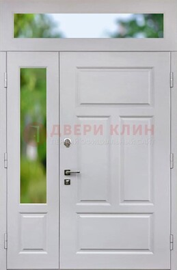 Белая полуторная железная дверь со стеклом и фрамугами ДФГ-10 в Сочи