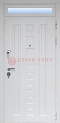 Белая металлическая дверь с фрамугой для коттеджа ДФГ-21 в Сочи
