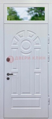 Белая входная дверь со стеклом и верхней фрамугой ДФГ-3 в Сочи