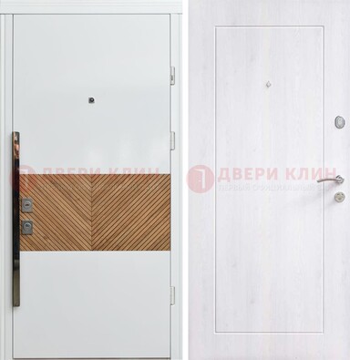 Белая железная дверь МДФ горизонтальной вставкой ДМ-265 в Сочи