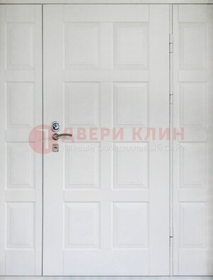 Белая входная дверь для коттеджа с МДФ ДМ-536 в Сочи