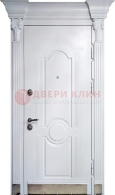 Белая металлическая дверь с массивом дуба для дома ДМД-59 в Сочи