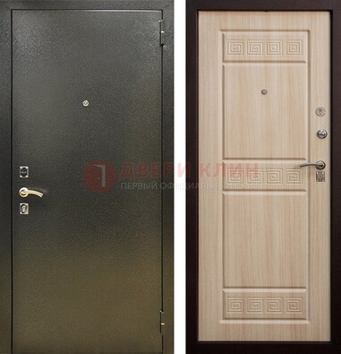 Железная темно-серая дверь с порошковым напылением и МДФ с резьбой ДП-276 в Сочи