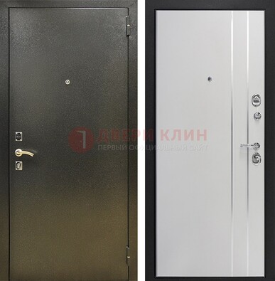 Железная темная дверь с порошковым покрытием и белая МДФ с молдингами  ДП-296 в Сочи