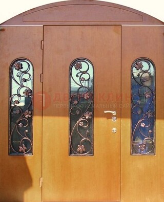 Парадная дверь со стеклянными вставками и ковкой ДПР-28 в общественное здание в Петрозаводске