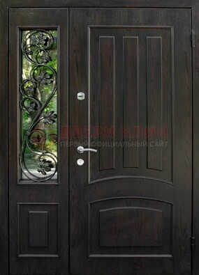 Парадная дверь со стеклянными вставками и ковкой ДПР-31 в кирпичный дом в Сочи