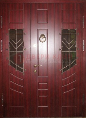 Парадная дверь со вставками из стекла и ковки ДПР-34 в загородный дом в Сочи