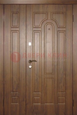 Двухстворчатая коричневая парадная дверь ДПР-48 в Сочи
