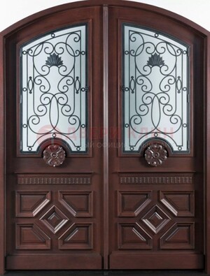 Арочная коричневая парадная дверь ДПР-66 в Сочи