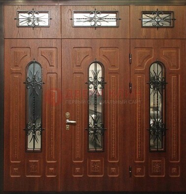 Парадная дверь с металлическими вставками и ковкой ДПР-72 в дом в Сочи