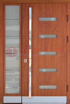 Коричневая металлическая дверь со стеклом ДС-72 в Сочи