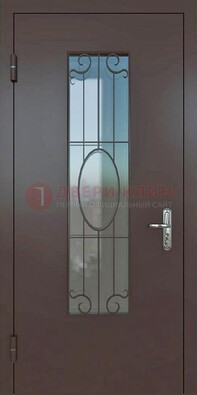 Коричневая наружная железная дверь со стеклом и ковкой ДСК-100 в Сочи