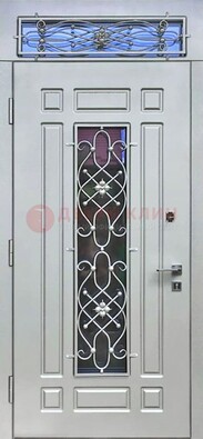 Белая железная дверь со стеклом и ковкой с верхней фрамугой ДСК-112 в Сочи