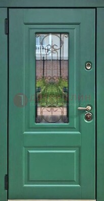 Зеленая металлическая дверь со стеклом и ковкой ДСК-113 в Сочи