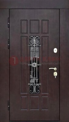 Коричневая уличная дверь со стеклом и ковкой ДСК-114 в Сочи