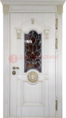 Белая железная дверь со стеклом и ковкой для кирпичного дома ДСК-155 в Сочи
