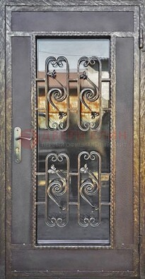 Коричневая наружная дверь порошок со стеклом и ковкой ДСК-160 в Сочи