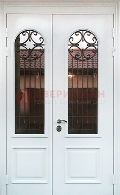 Белая стальная дверь стекло с ковкой и филенкой ДСК-201 в Сочи