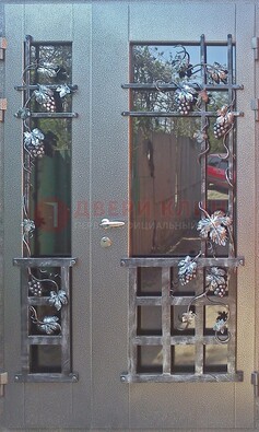 Распашная уличная дверь Порошок со стеклом и ковкой ДСК-221 в Сочи
