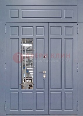 Серая двухстворчатая дверь Винорит со стеклом и ковкой ДСК-234 RAL 7024 в Сочи