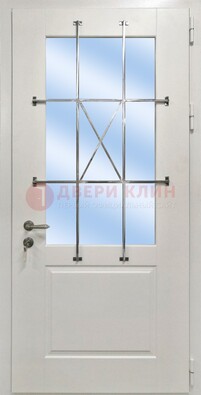 Белая простая железная дверь Винорит со стеклом и ковкой ДСК-257 в Сочи