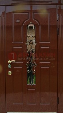 Красивая металлическая дверь со стеклом и ковкой ДСК-33 в Сочи