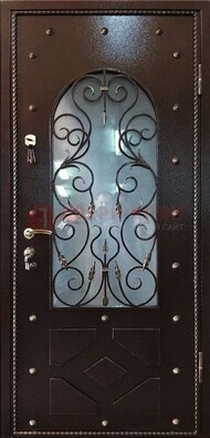 Влагостойкая дверь со стеклом и ковкой с декором ДСК-37 в Сочи