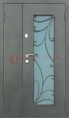 Двухстворчатая железная дверь со стеклом и ковкой ДСК-40 в Сочи
