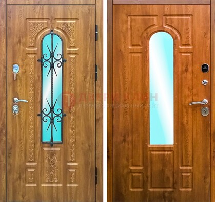 Входная дверь со стеклом и ковкой ДСК-54 для частного дома в Сочи