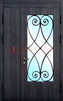 Стальная дверь со стеклом и ковкой ДСК-69 в деревянный дом в Сочи