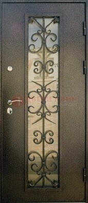 Входная дверь Дверь со стеклом и ковкой черного цвета ДСК-76 для веранды в Сочи