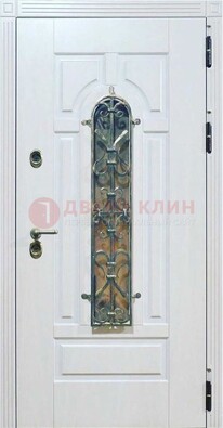 Белая остекленная металлическая дверь с ковкой ДСК-98 в Сочи