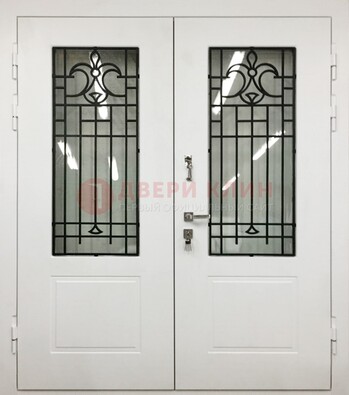 Белая двухстворчатая уличная дверь Винорит со стеклом ДСТ-4 в Сочи