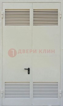 Белая металлическая техническая дверь с вентиляционной решеткой ДТ-6 в Сочи