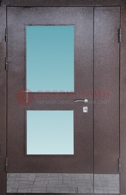 Коричневая тамбурная дверь со стеклянными вставками ДТМ-21 в Сочи