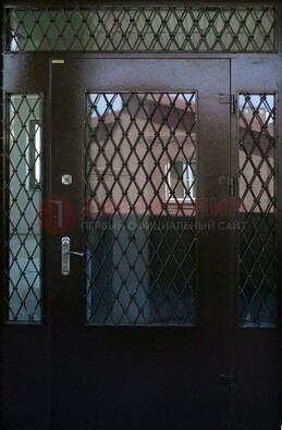 Коричневая тамбурная дверь со стеклянными вставками и ковкой ДТМ-32 в Сочи
