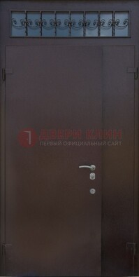 Коричневая тамбурная дверь со стеклянными вставками и ковкой ДТМ-39 в Сочи