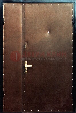 Коричневая тамбурная дверь с оформлением ДТМ-40 в Сочи