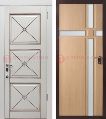 Белая уличная дверь с зеркальными вставками внутри ДЗ-94 в Сочи
