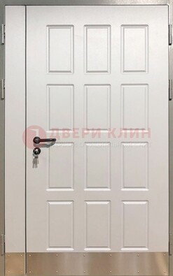 Белая полуторная железная дверь ПЛ-1 в Сочи