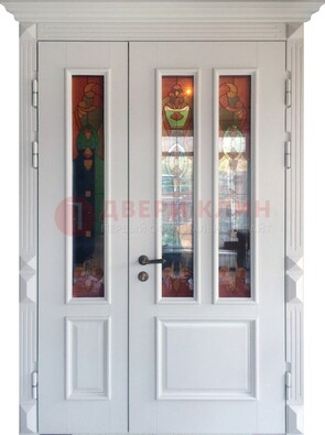 Белая полуторная металлическая дверь с витражом ВЖ-12 в Сочи