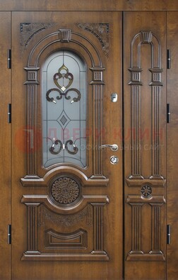 Коричневая двухстворчатая железная дверь с МДФ и витражом ВЖ-32 в Сочи
