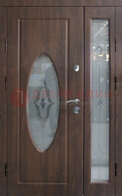 Коричневая двухстворчатая железная дверь с МДФ и витражом ВЖ-33 в Сочи